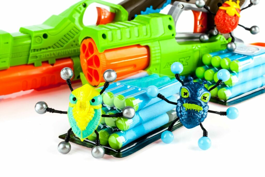 Набор бластеров X-Shot Огонь по жукам (2 вида оружия, 5 жуков, 24 патрона) (4804)
